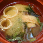 酉一途 - 大和肉鶏の究極親子丼の味噌汁のアップ（おかわり自由）