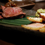 蝦夷鹿ロースと淡路猪豚ウデの炭火焼き盛り合わせ