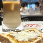 丸福珈琲店 - カリートースト　カフェオレ　ヨーグルト追加　パンもカレーも美味しかったです　空港で美味しいコーヒー飲めるのは嬉しいです