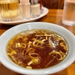中華料理 餃子の店 三幸園 白山通り店 - チャーハンには中華スープが付く