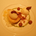 ラ・ベ - 洋梨の薫り高いポッシェ　キャラメルのプラリネクリーム　レモンのソルベ　ポワールウイリアムのムース