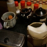 らい亭 - 調味料の数々。