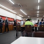 丸幸ラーメンセンター - 伊賀者のようなスタッフ達と体型的に緩み切った客達(失礼)