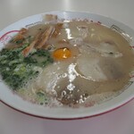 丸幸ラーメンセンター - 水面中央にボクが産卵しました。