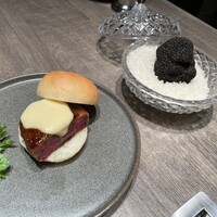 焼肉うしごろ 池袋店 - ※池袋店限定② 和牛ヒレカツのトリュフチーズバーガー