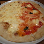 イタリア料理クッチーナ - ハーフ＆ハーフ マルゲリータと4種のチーズ 1134円