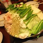 九州博多もつ鍋 居酒屋　むかしや - どうだいと、てんこ盛りの塩とんこつもつ鍋だ