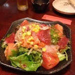 九州博多もつ鍋 居酒屋　むかしや - こちらはお薦めのむかしやサラダ（海鮮がいっぱいだ）