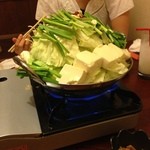 九州博多もつ鍋 居酒屋　むかしや - すごい、鍋からこぼれそう・・・早くたべたい