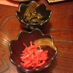 九州博多もつ鍋 居酒屋　むかしや - 〆のラーメン用トッピング、高菜、生姜がいいコンビだ