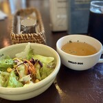 ハローエッグ - サラダは優しめのドレッシングがかかり、
      シャキシャキで美味しいです。