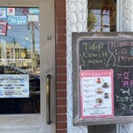 ハローエッグ - ランチのオムライスにはミニサラダとスープが付きます。
      オムライス大盛は、なんと無料！(＠_＠;)