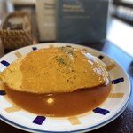 ハローエッグ 平和が丘店 - オムライスにサラダとスープが付くおすすめランチの
                                山菜オムライス(税込825円)の大盛に、
                                アイスコーヒー(+110円)を付けました。
                                コチラが山菜オムライスの大盛♪