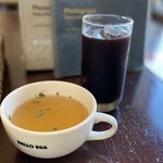 ハローエッグ - スープは優しめのコンソメ味でホッコリ(◍︎´꒳`◍︎) 
      アイスコーヒーは苦味があって好みの味です♪