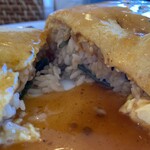 ハローエッグ - ふわふわのオムちゃんを切りますと、
      スプーンがスっと入っていきます。
      和風しょうゆベースのライスには、
      山菜、コーン、ベーコンが入っています。
      ライスはとってもしっとり(*^^*)