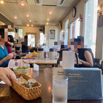 ハローエッグ - 満席の店内！1番奥の席へ座りました。
      待っている時に、相席でも良いかと聞かれます。