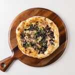 培根和蘑菇的小银鱼披萨