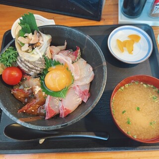 うさぎ亭 - 料理写真:海の幸丼1600円