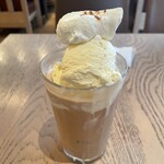 AfternoonTea TEAROOM - ロイヤルクリームフロート940円