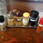 麺屋いちびり - 調味料たち