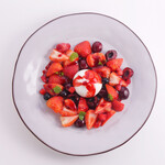 草莓和美国樱桃的浆果沙拉