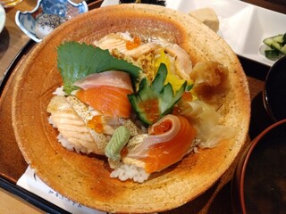 Ayukawa Zushi - ハラス丼800円（ガリの上は大根おろしです）