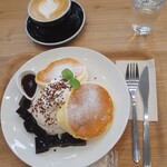 LIKO CAFE - コーヒーパンケーキ(ふわふわ) 1,500円税込、カフェラテ450円税込