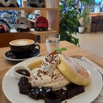LIKO CAFE - コーヒーパンケーキ(ふわふわ) 1,500円税込、カフェラテ450円税込