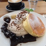 LIKO CAFE - コーヒーパンケーキ(ふわふわ) 1,500円税込、カフェラテ450円税込