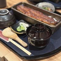 うなぎ四代目菊川 ミッドランドスクエア 名古屋本店 - 蓋を開けると　迫力のある一本鰻