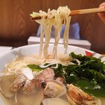 相撲茶屋 玄海 - あさりラーメン麺上げ