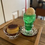 Suzumenotsuno - 食後にいただいたクリームソーダとクラシック焼きプリン