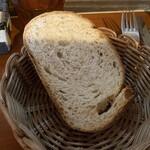 仙人掌 - ライ麦のフランスパン。外はカリッとしてて中はふんわり。噛めば噛むほど味が出る。バターと一緒に出てくるが、一緒に食べるとバターの風味とライ麦の香ばしい旨みが余計に食欲を掻き立てる。