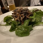 OSTERIA Lumaca - しめじのソテーとルッコラのサラダ