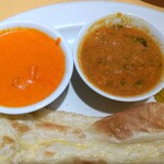 ヒマラヤ - 大好きなバターチキンカレーがオレンジ色をしています。お隣のカレーちゃんが本日のカレーでした。お野菜とひき肉入りで塩加減が絶妙でまろやかなバターチキンと対照的で最高でした！