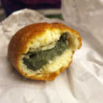 しみてん木乃幡 - 中からよもぎの凍み餅が顔を出す。食感を損なうので、必ず早いうちに食したい