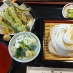 稲庭うどん 瀧さわ家 - 天せいろ…天ぷら、冷たい稲庭うどん、お新香付き