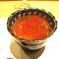 鮨 功 - いくら ： 小鉢に少量の すし飯が敷かれ、その上にはイクラがたっぷりと載っています。  木製のスプーンでいただきます。 美味いッ！