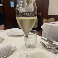 リストランテ ラ チャウ - スタートのシャンパン、アルコールありなしえらべます。
