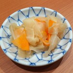 Tendon Hamada - 生姜と人参の甘酢漬け