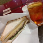 カフェ・ベローチェ - モーニングＣ　たまにパンの耳の時があります　ぱっと見解りませんが、今日は片面パンの耳でした　食べて気づく私　最後まできちんと利用してます