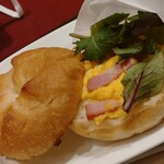 カフェ・ベローチェ - カイザーサンドのベーコンエッグ　アップ