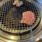 焼肉 やっちゃん - 食べられるまで大人しく焼かれる上タン