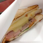 カフェ・ベローチェ - モーニングＣ　この頃から扱いが雑になってきました。こちら、下のパンはパンの耳です