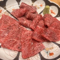 神戸焼肉 金虎 - 神戸牛塩もん3種
                      トウガラシ(トンビ)、クリミ、イチボ