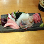 刺し盛り、本鮪カマトロ、中落ち、鯨刺し、スミイカ、カンパチ、秋刀魚、鯛炙り