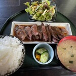 天狗屋 - レア牛ステーキ定食