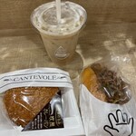 CANTEVOLE - 料理写真:アイスカフェラテ、欧風カレーパン、昔ながらのやきそばパン