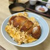 信栄食堂 - カツ丼¥900、瓶ビール（大）¥750