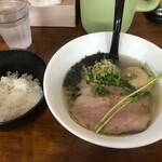 麺屋 エイト - 塩ラーメンと半ライス